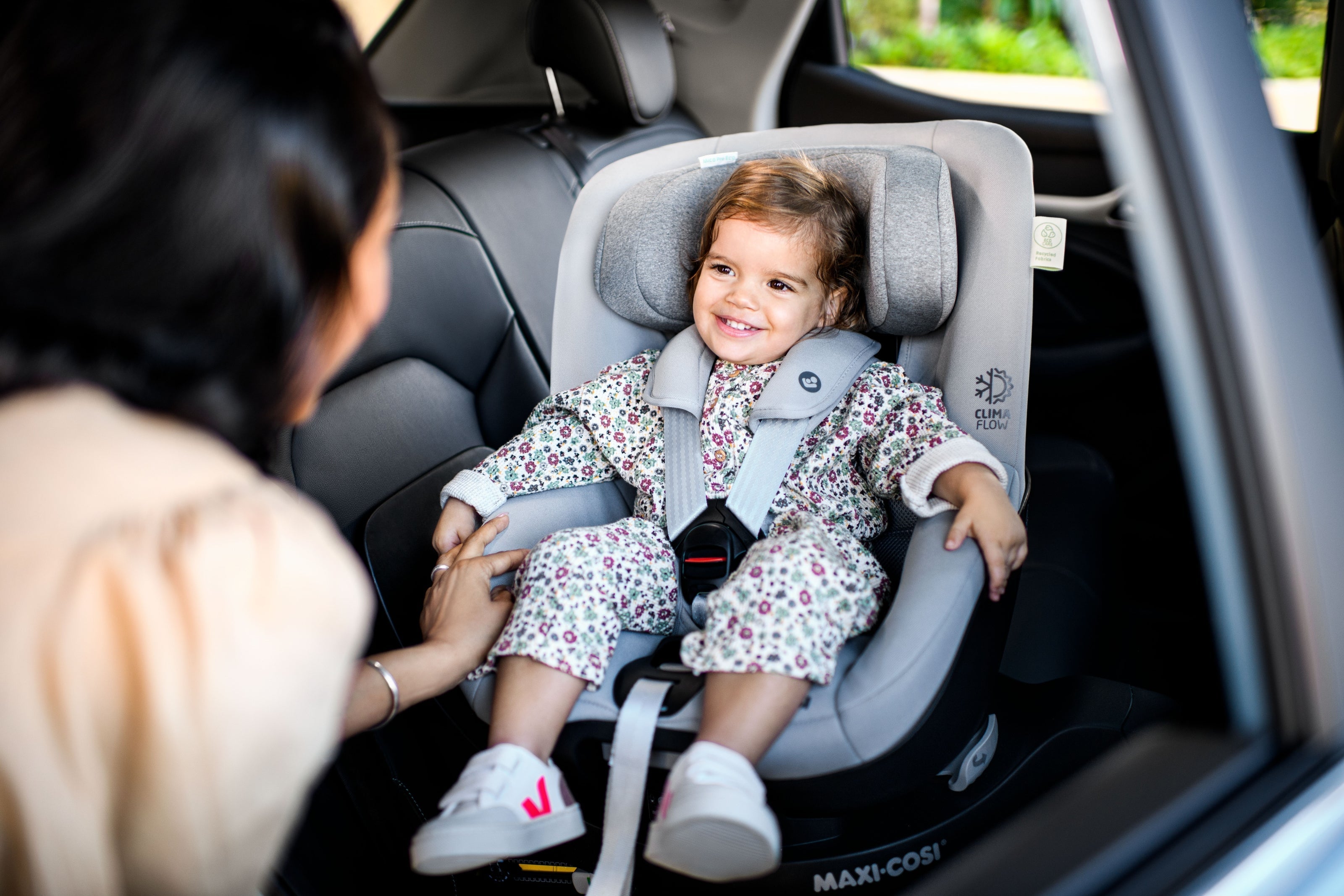 JPG RGB 300 DPI-MC8515_2022_maxicosi_car seat_Mica Pro Eco_Lifestyle_Car_Momwithgirlinlateralposition_Landscape