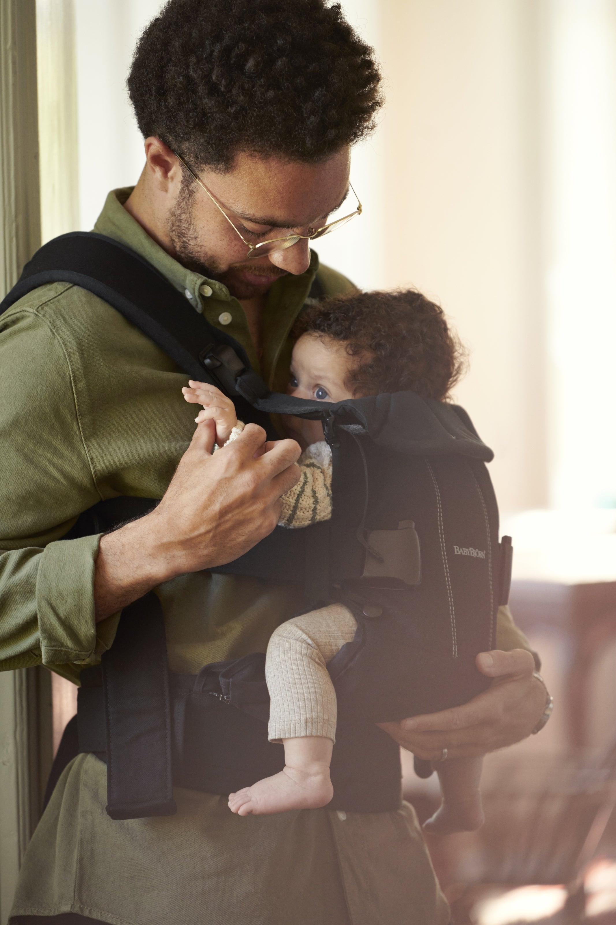 098023-baby-carrier-one-black-cotton-mix-lifestyle-2020-10a